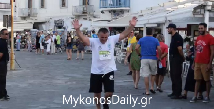 VIDEO- Ο Δημήτρης Λαζαρίδης τερματίζει στα 10 χλμ. και το γιορτάζει με μία βουτιά! 