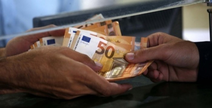 Από σήμερα, 1η Μαΐου, τίθεται σε ισχύ η νέα αύξηση του κατώτατου μισθού στα 713 ευρώ