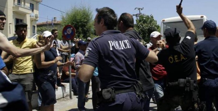 Χάος στη Μυτιλήνη: Μετανάστες επιχείρησαν να εισβάλουν στο Blue Star 1