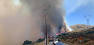 Μεγάλη πυρκαγιά στην Άνδρο – Εκκενώνονται οικισμοί (ΒΙΝΤΕΟ)