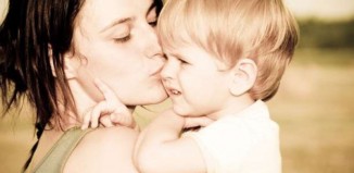 Η μητρική αγκαλιά είναι το καλύτερο φάρμακο για τα μωρά
