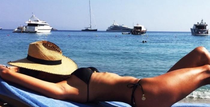 Τις ομορφιές της Μυκόνου μοιράστηκε η Αμπρόζιο με τους 4,4 εκατ. φίλους της στο Instagram
