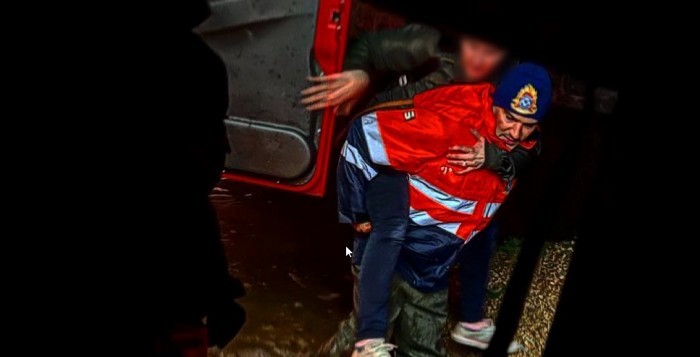 Επιχείρηση διάσωσης στη Φτελιά - Πλημμύρισε σπίτι από τα ορμητικά νερά