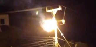 Φωτιά σε κολώνα της ΔΕΗ τη νύχτα στην Ταγκού