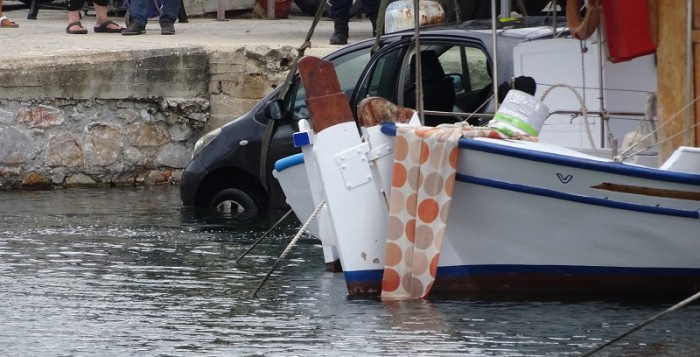 (vid) Αυτοκίνητο έπεσε στη θάλασσα στη Σύρο