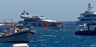 ΕΚΤΑΚΤΟ: Πολυτελές σκάφος στη παραλία του Ορνού μπάζει νερά