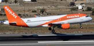 EasyJet: Πάνω από 200 πτήσεις ακυρώθηκαν λόγω βλάβης ΙΤ - Επηρεάστηκαν δρομολόγια προς Ρόδο, Σαντορίνη, Μύκονο