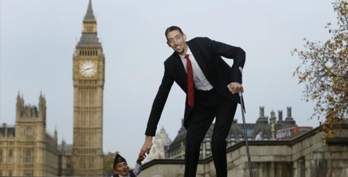 Ο ψηλότερος και ο κοντύτερος άνδρας στον κόσμο συναντήθηκαν στο Λονδίνο