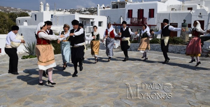 Μαθήματα παραδοσιακών χορών από την Χορευτική Ομάδα 