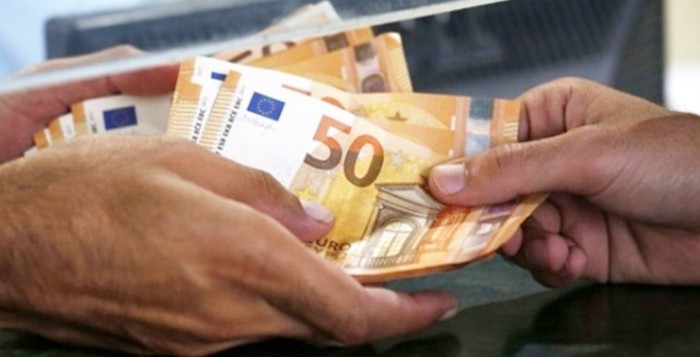 Διευρύνεται ο αριθμός των δικαιούχων του επιδόματος των 800 ευρώ