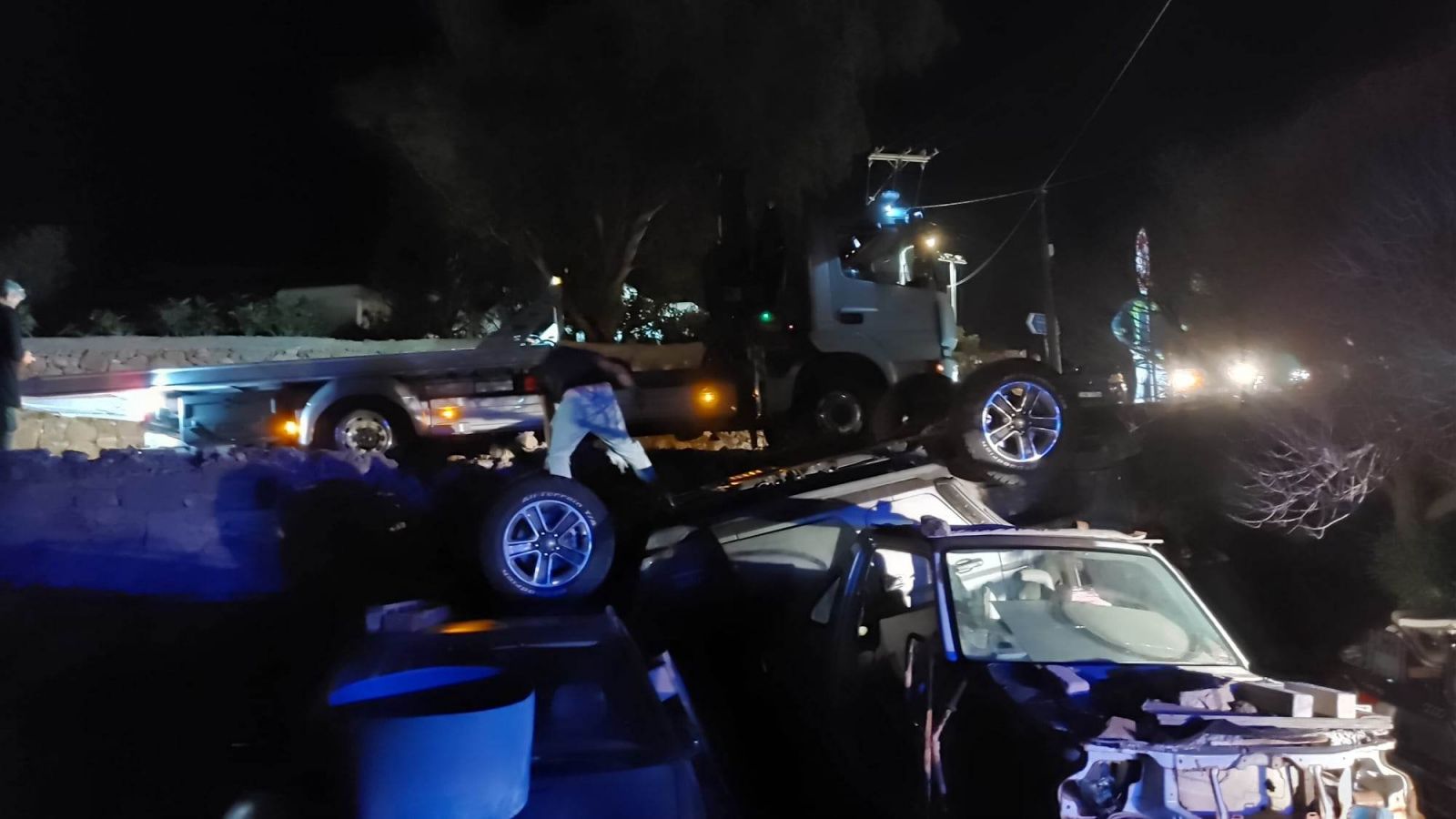Τροχαίο στο Βόθωνα: Τζιπ εξετράπη της πορείας του και έπεσε πάνω σε σταθμευμένα οχήματα