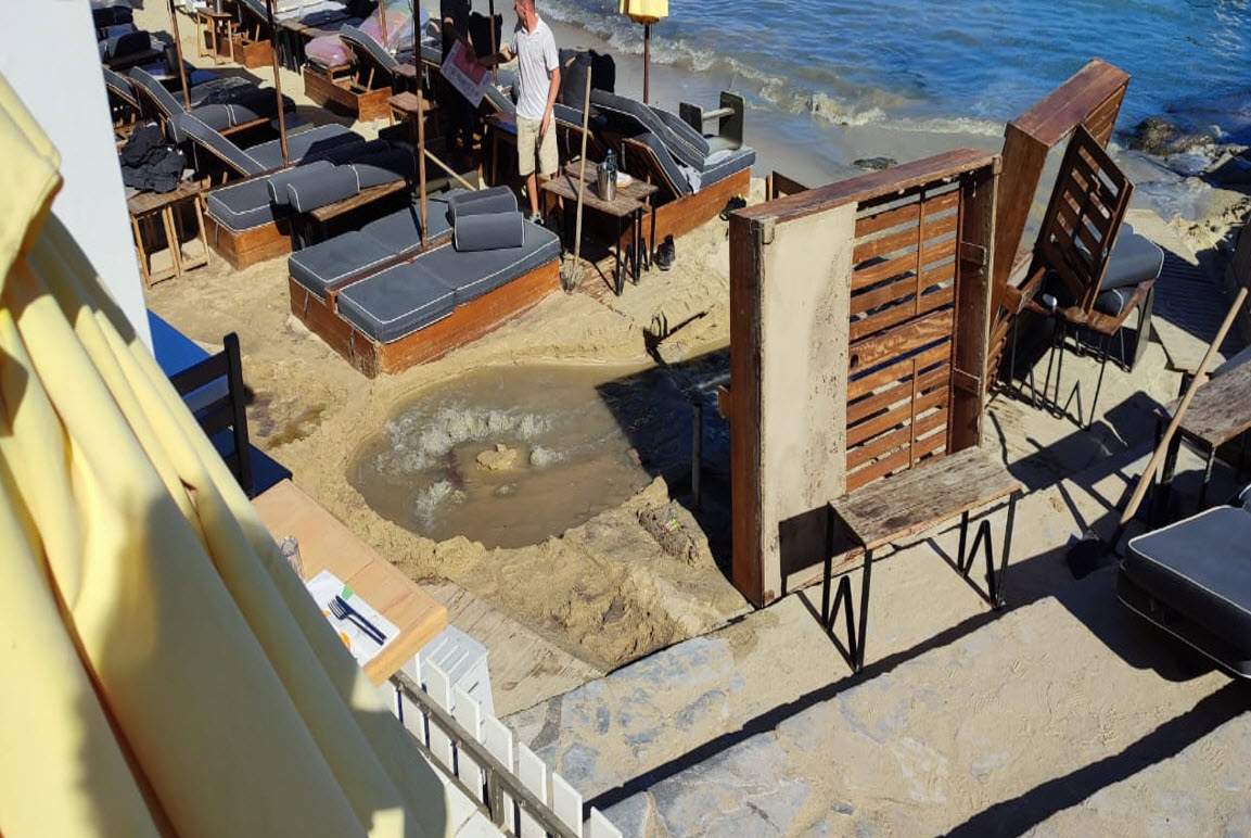 (video+photo) Καφέ έγινε η θάλασσα του Πλατύ Γιαλού - Υπερχείλισε φρεάτιο στην παραλία...