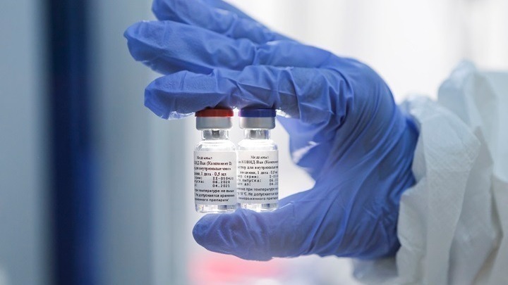 BioNTech/Pfizer υπόσχονται μέχρι 75 εκατ. επιπλέον δόσεις του εμβολίου τους προς την ΕΕ