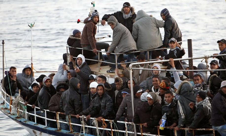Πλοιάριο με 80 λαθρομετανάστες τη νύχτα στο Τηγάνι