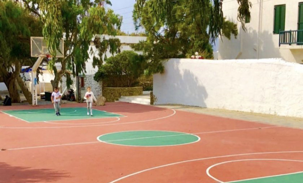 Προκηρύσσεται από την Περιφέρεια  ο διαγωνισμός για την επισκευή γηπέδων μπάσκετ – βόλεϊ Χώρας Μυκόνου