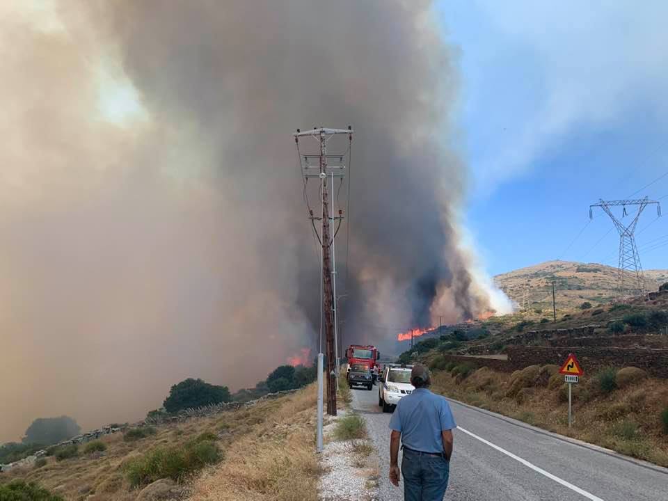 Μεγάλη πυρκαγιά στην Άνδρο – Εκκενώνονται οικισμοί (ΒΙΝΤΕΟ)