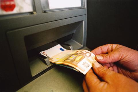 Capital Controls: Αυξάνεται το όριο ανάληψης από τα ATM's