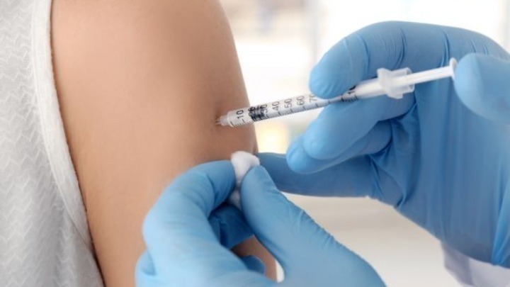 Το αντιγριπικό εμβόλιο μπορεί να βοηθήσει την άμυνα του οργανισμού κατά του κορονοϊού, σύμφωνα με μελέτη