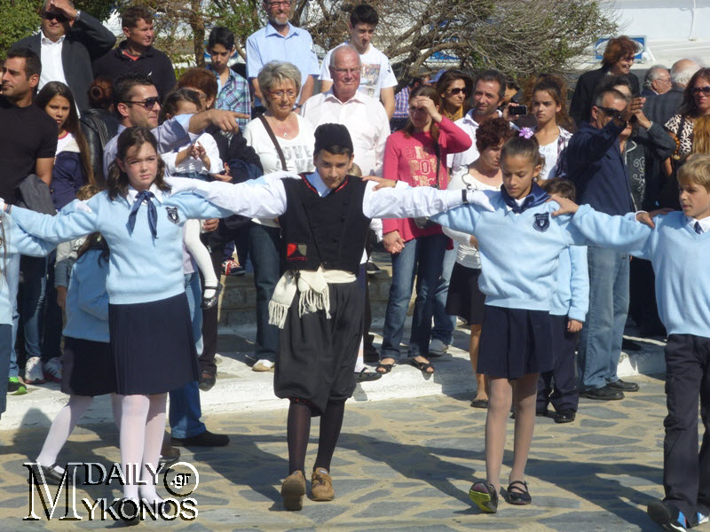 Φωτορεπορτάζ -Παραδοσιακοί χοροί από μαθητές και μαθήτριες στην πλατεία της Άνω Μεράς