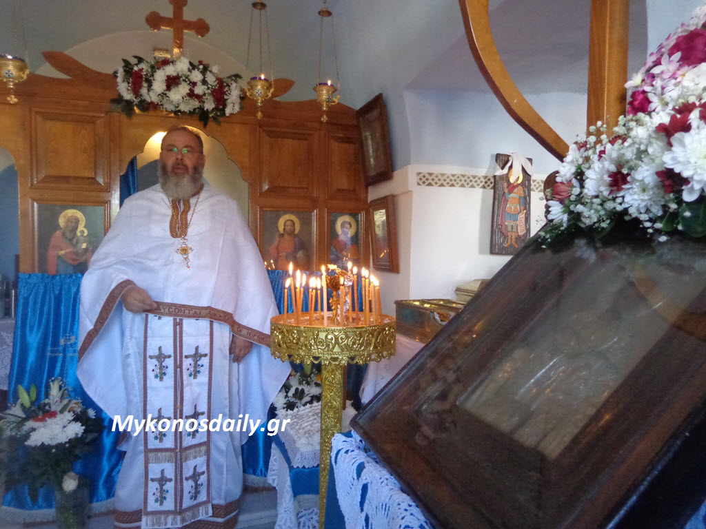 Μύκονος: Θεία Λειτουργία στο παρεκκλήσι του Αγίου Μάμα (φωτογραφίες)