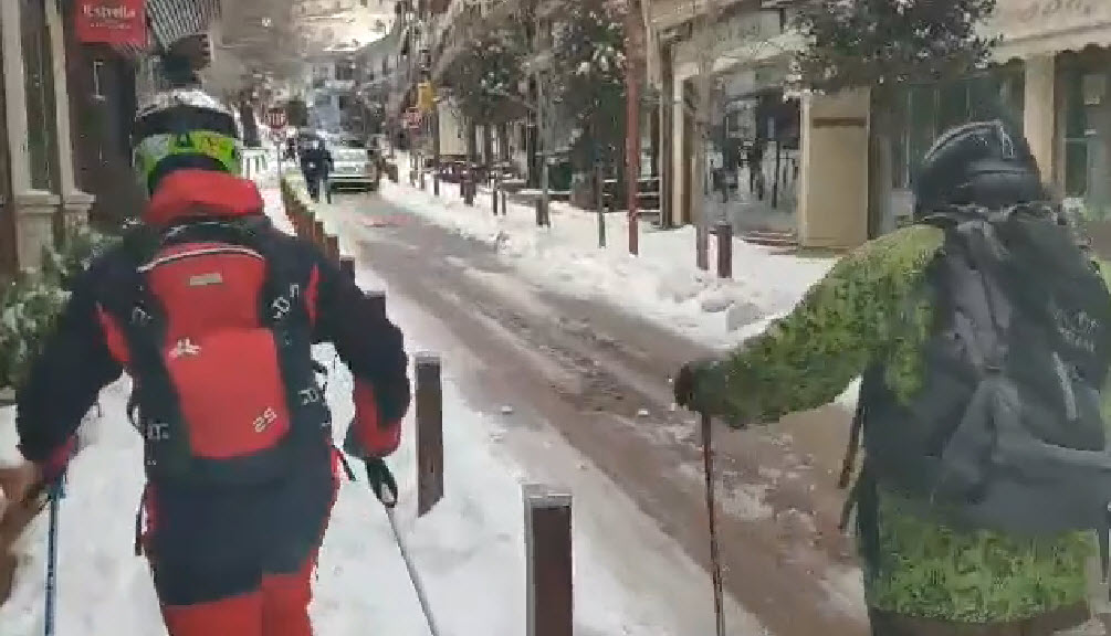 (video) Άλλοι κάνουν παρκούρ σε ταράτσες και άλλοι «σκιάρουν» στο Καρπενήσι!