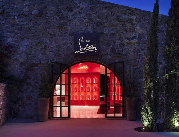 Το εντυπωσιακό pop-up store του Christian Louboutin στη Μύκονο 