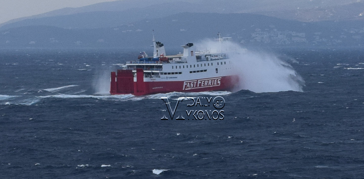 Video: Πλοία στη δίνη των κυμάτων… Ποιο στενό των Κυκλάδων συναγωνίζεται τον Κάβο Ντόρο; 