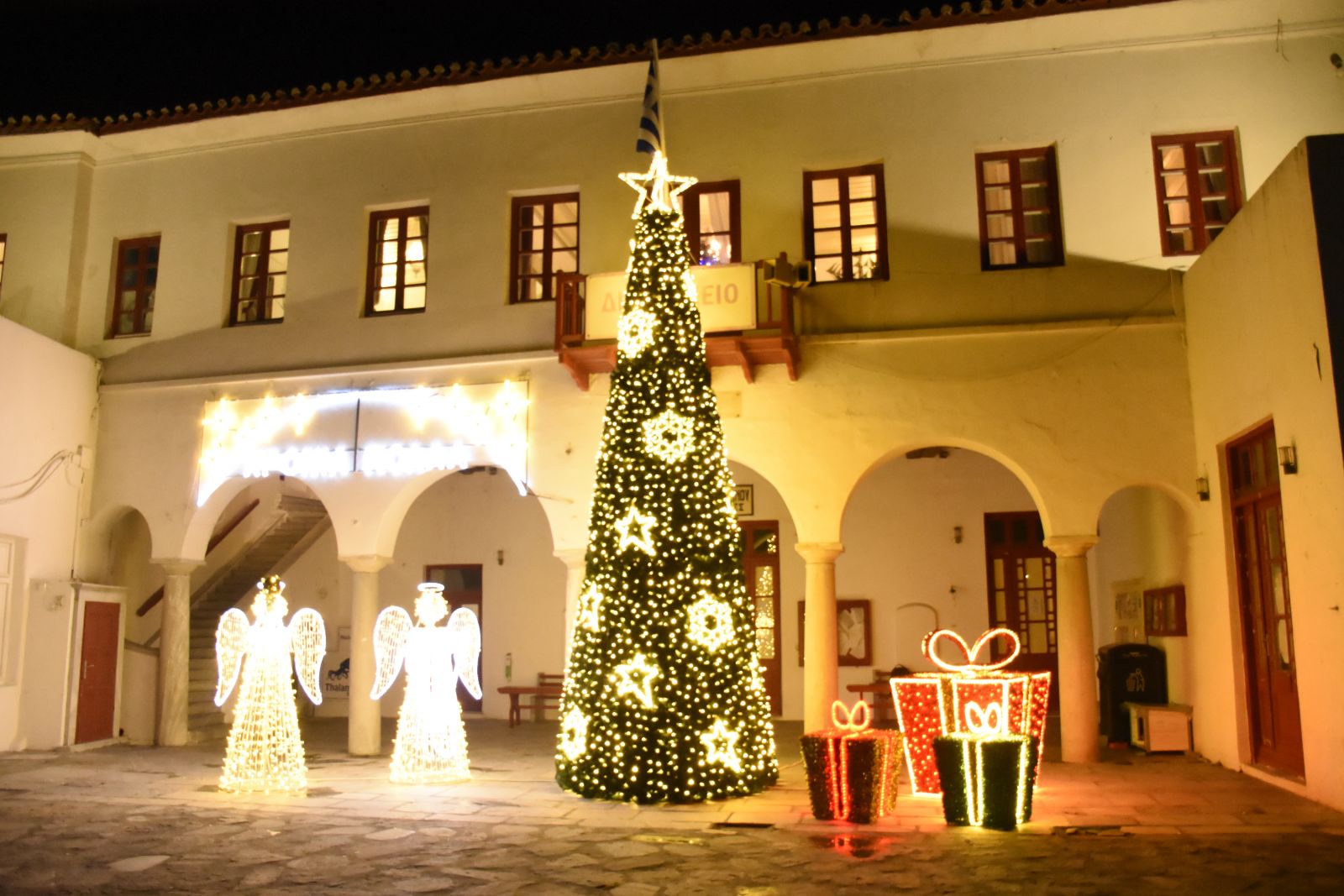 (vids&pics) Άναψε το Χριστουγεννιάτικο δέντρο στο Δημαρχείο Μυκόνου 