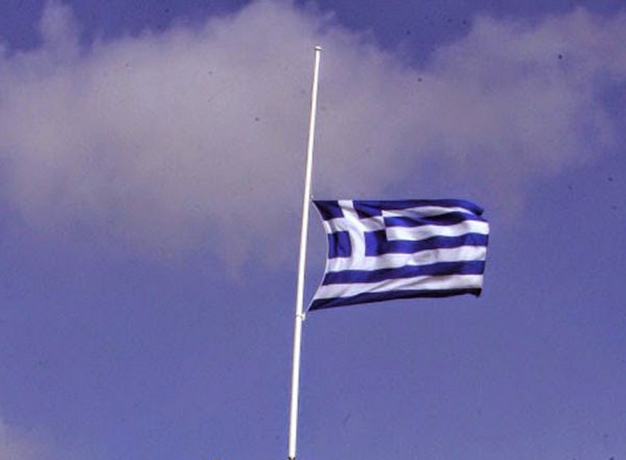 Μεσίστιες οι σημαίες - Τριήμερο πένθος και στη Μύκονο - Έκκληση Δημάρχου για την αναβολή όλων των events