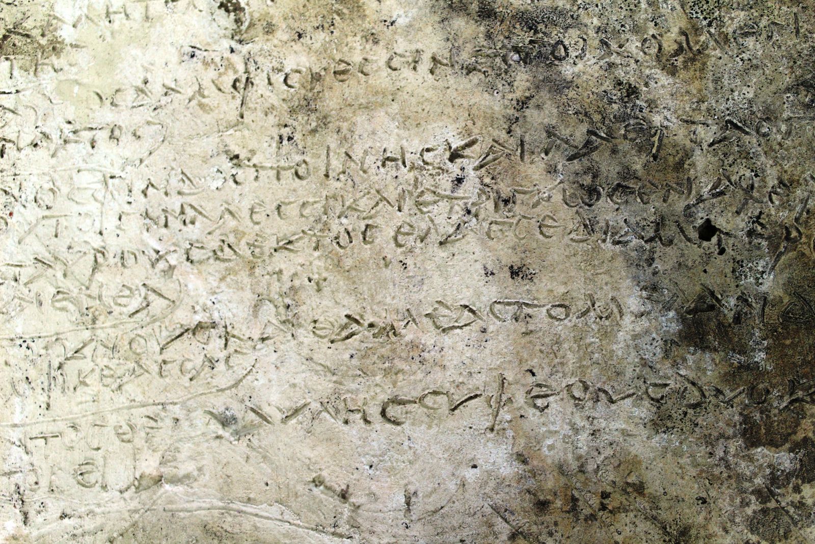Σπουδαία αρχαιολογική ανακάλυψη - Βρέθηκε πήλινη πλάκα με στίχους της Οδύσσειας