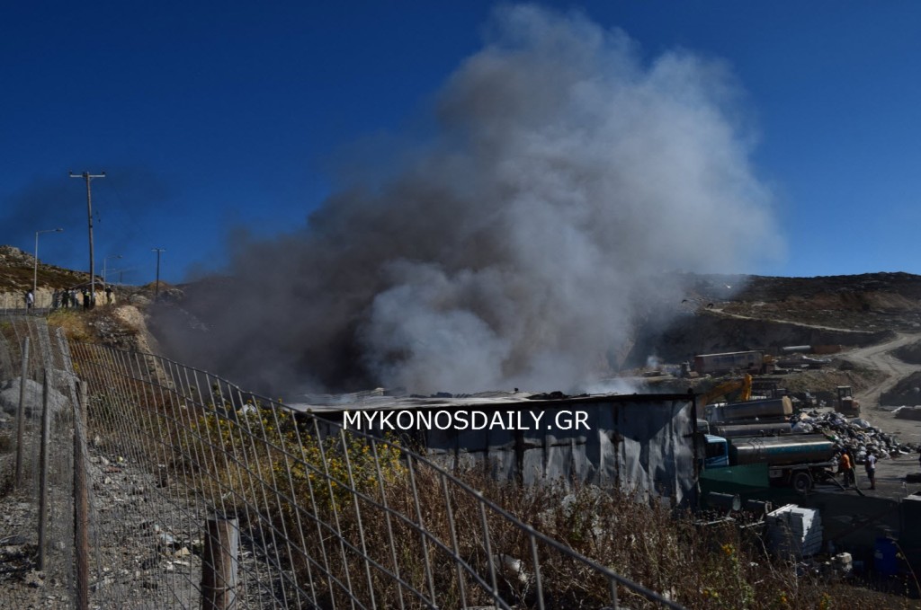 (BINTEO) Φωτιά σε αποθήκη ανακύκλωσης στα Σκυλάμπελα