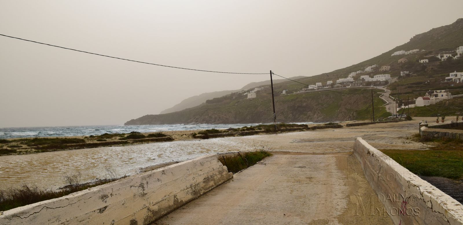 (φωτο) Μύκονος - κακοκαιρία: Στα δύο κομμένο το Καλό Λιβάδι, ο δρόμος μετατράπηκε σε λίμνη!