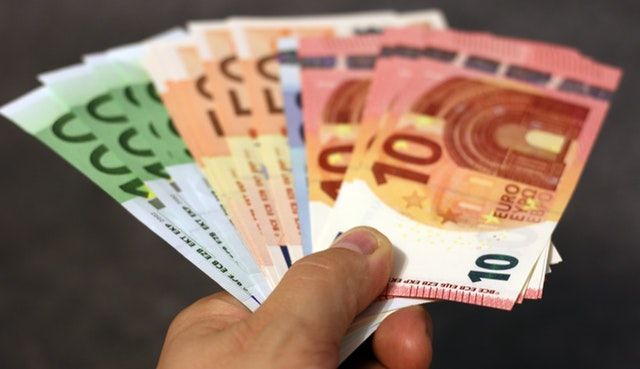 Μειώνεται στα 300 ευρώ, από 500 ευρώ, το όριο των συναλλαγών με μετρητά