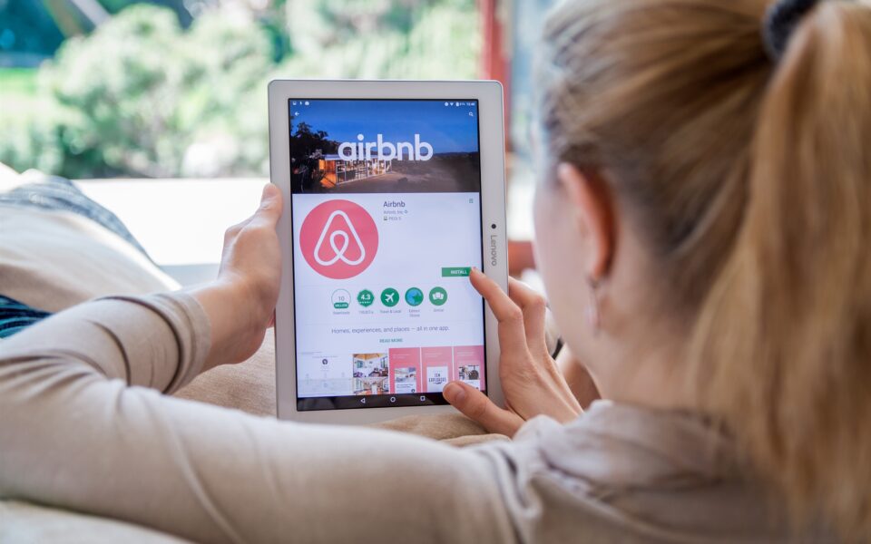 Τέλος τα πάρτι στα ακίνητά μας, λέει η Airbnb