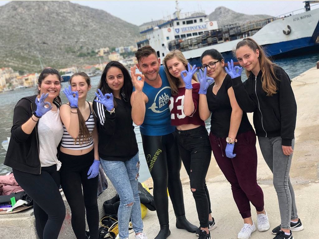 «Keep Aegean Blue» σύντομα και στη Μύκονο | 435 κιλά σκουπιδιών από παραλία έβγαλαν οι μαθητές της Σύμης