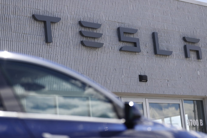 Elon Musk: Σε τρία χρόνια θα λανσαριστεί τελικά η φθηνότερη μπαταρία – Πλήγμα στην αξία της Tesla στο χρηματιστήριο