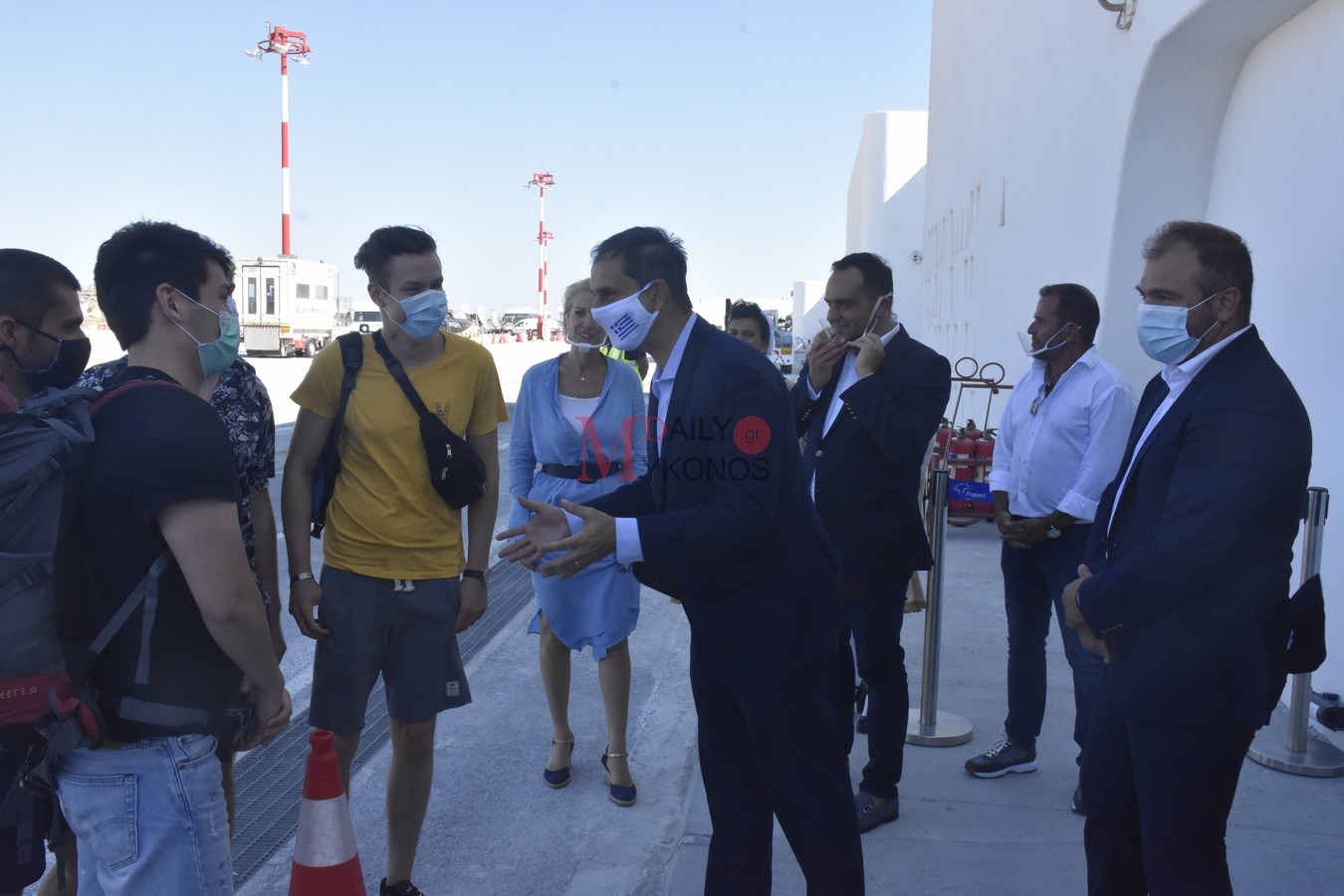 (vid&pics) Ο Υπ. Τουρισμού υποδέχθηκε τους πρώτους τουρίστες στο αεροδρόμιο Μυκόνου