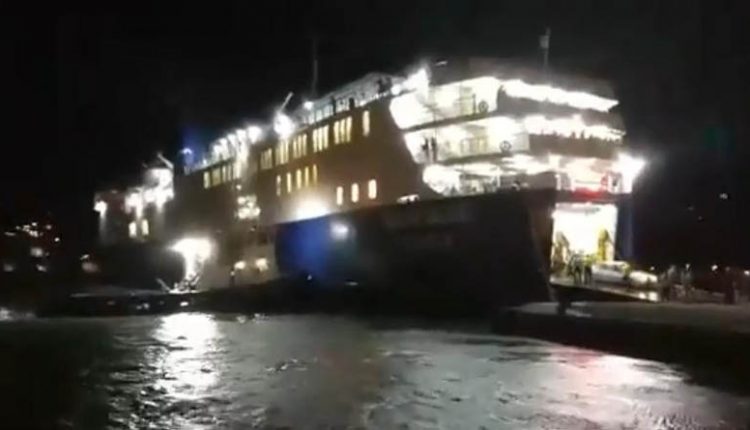 Άνδρος: Πλοίο δεν μπορεί να δέσει από τα μποφόρ και το σπρώχνει ρυμουλκό! (video)