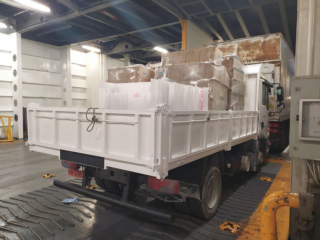 Μεγάλο φορτίο υγειονομικού υλικού μεταφέρεται στα νησιά του Νοτίου Αιγαίου 