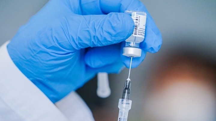 Aνοίγει την Πέμπτη η πλατφόρμα με τρία διαθέσιμα εμβόλια για τους 25 - 29 ετών