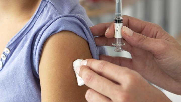 Εθνική Επιτροπή Εμβολιασμών: Δεν απαιτείται έλεγχος για Covid-19 πριν τον αντιγριπικό εμβολιασμό